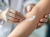 Peau qui pèle : causes et solutions