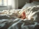 Pourquoi sortir un pied de la couette facilite enfin votre sommeil
