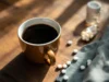Prendre ses médicaments avec du café : un risque méconnu