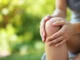 Arthrose du genou : 5 astuces d’ostéopathe pour soulager la douleur durablement