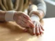 Arthrose des mains : la solution simple qui révolutionne la vie des seniors