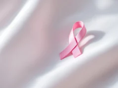 Laurie Cholewa Brise le Silence sur sa Double Mastectomie et son Combat Contre le Cancer