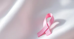 Laurie Cholewa Brise le Silence sur sa Double Mastectomie et son Combat Contre le Cancer